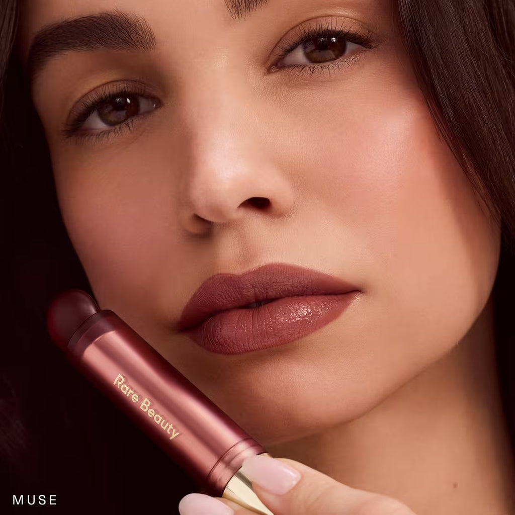 RARE BEAUTY LABIAL CREMOSO SOFT PUNCH OIL STICK COLOR: MUSE
