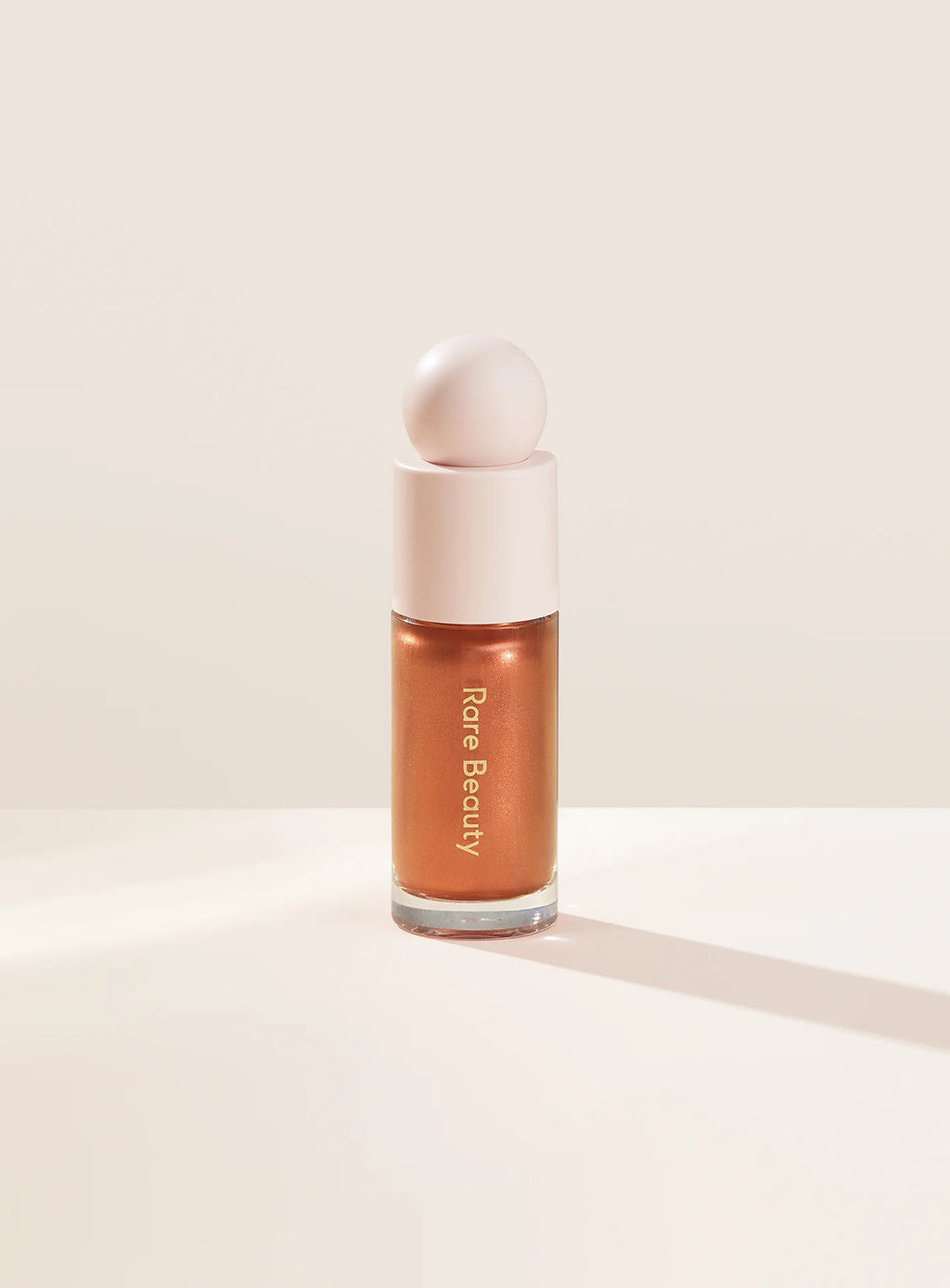 RARE BEAUTY Iluminador color: Brave
