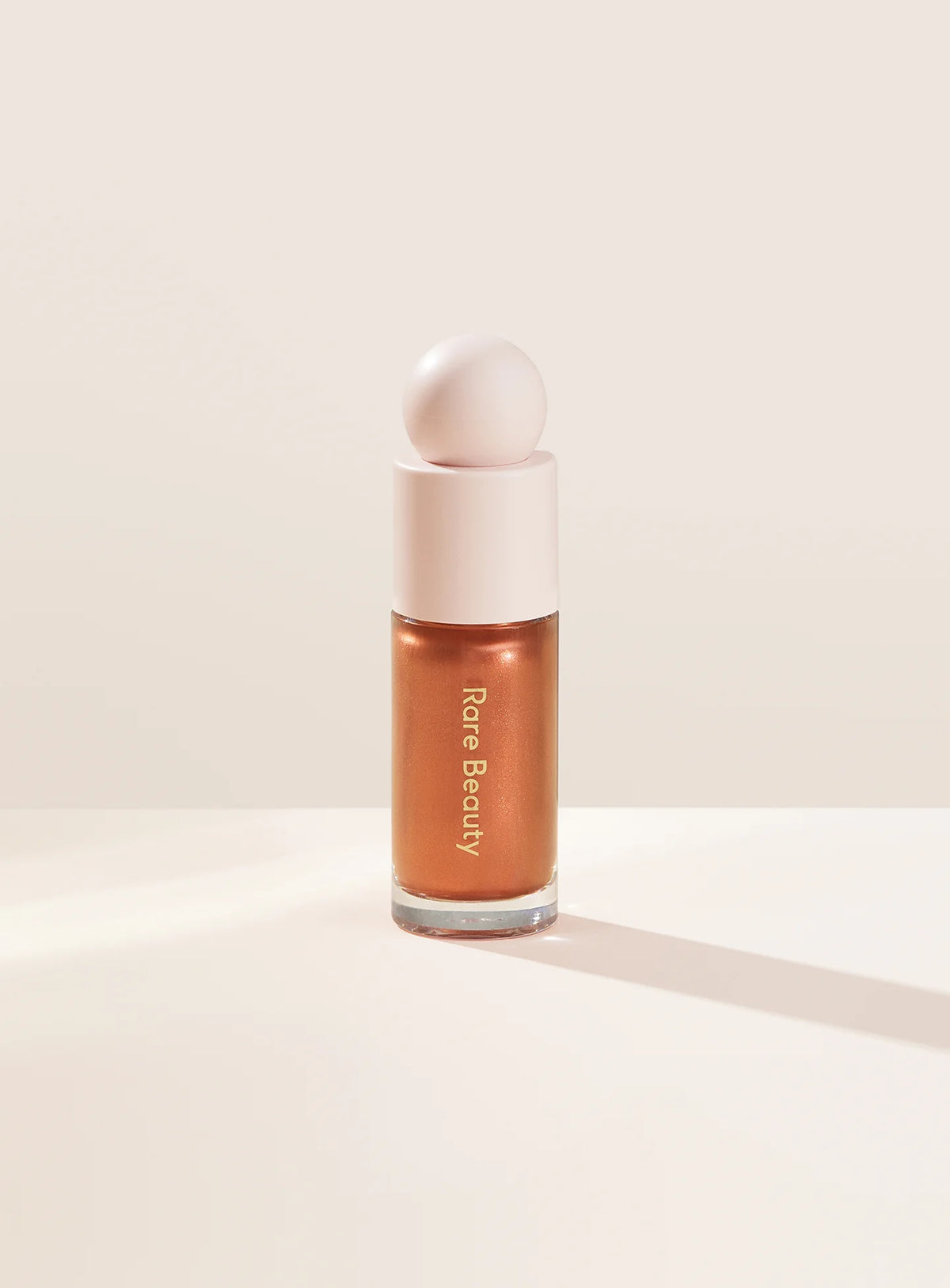 RARE BEAUTY Iluminador color: Brave