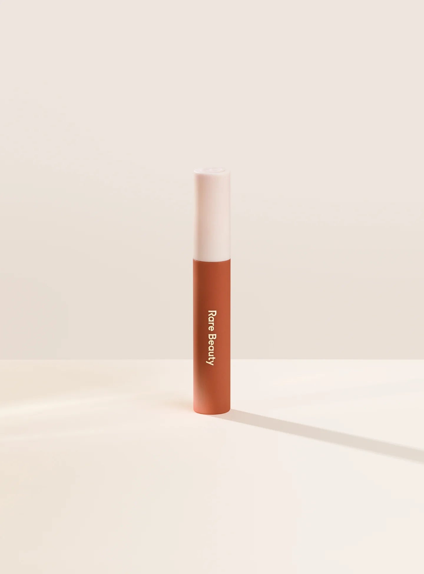RARE BEAUTY labial Lip Soufflé Matte Lip Cream COLOR: BRAVE