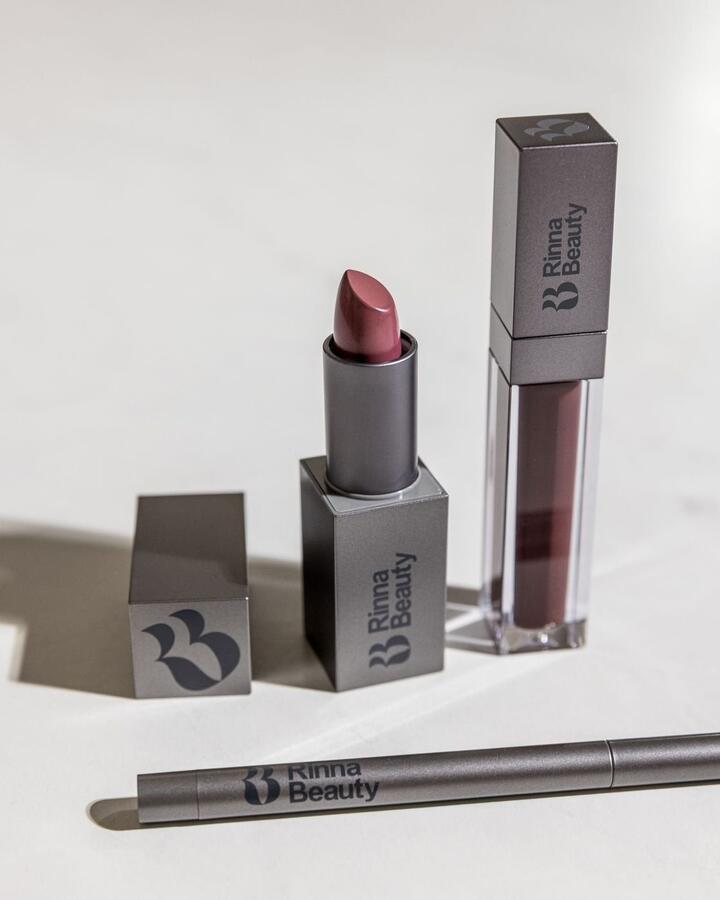 RINNA BEAUTY/ KIT PARA LABIOS : BRILLO, DELINEADOR Y LABIAL- COLOR: THE SAHA LIPKIT